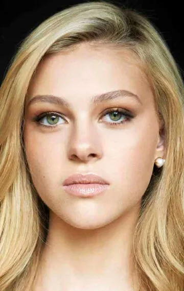 Фотография актёра Никола Пельтц Бекхэм