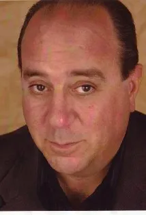 Фотография актёра Луис Мустилльо