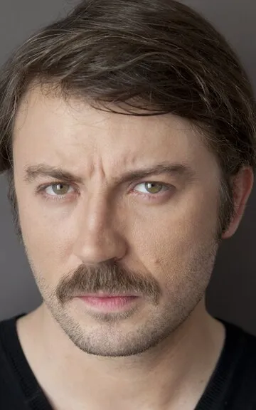 Фотография актёра Толга Гюлеч