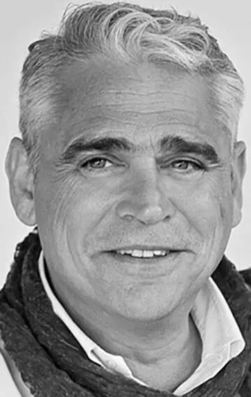 Фотография актёра Толга Саваджи