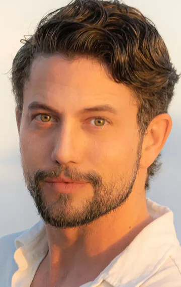 Фотография актёра Джексон Рэтбоун