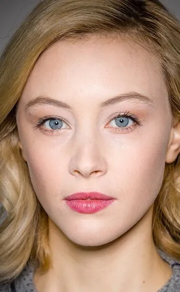 Фотография актёра Сара Гадон