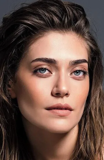 Фотография актёра Ознур Серчелер